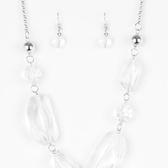 💕Luminous Luminary set white Necklace and earrings - Picture 2 of 2